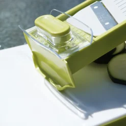 Mandoline et planche à découper 2 en 1