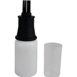 Pot avec pinceau de cuisine et verre doseur